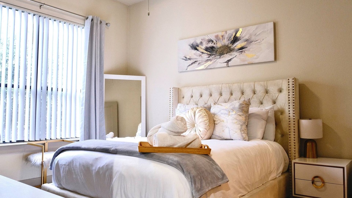 Brookhollow Apartment | Stylish Comfortable 1 Bedroom
