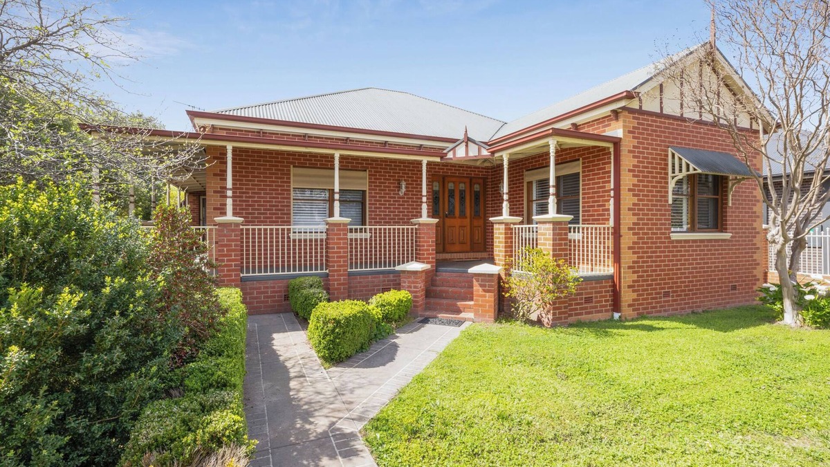 Benalla House | Stylish, comfortable and well located