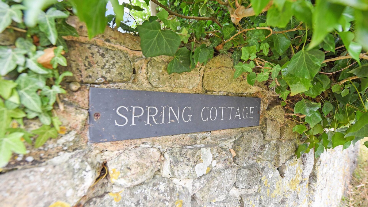 Amberley Cottage | Stylish & comfortable cottage in a beautiful village with stunning views