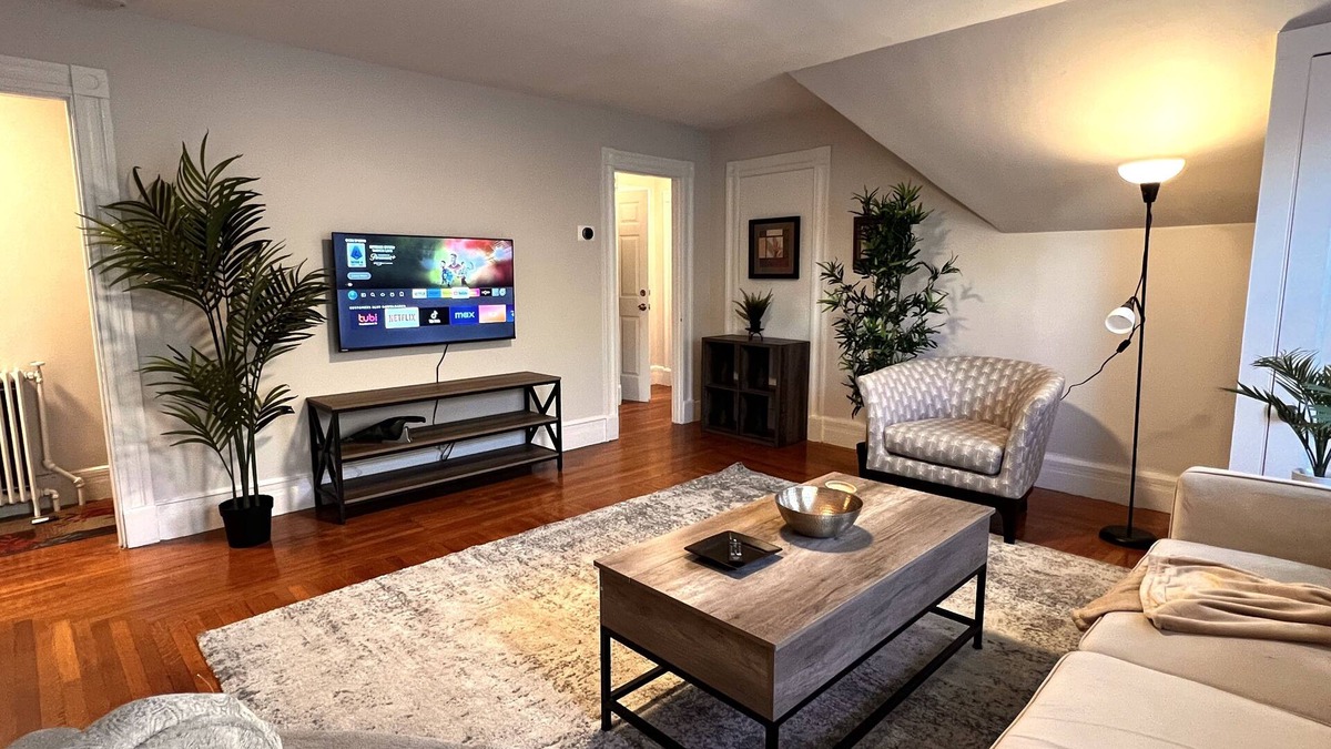 Dwight Apartment | Stylish & Comfortable Oasis