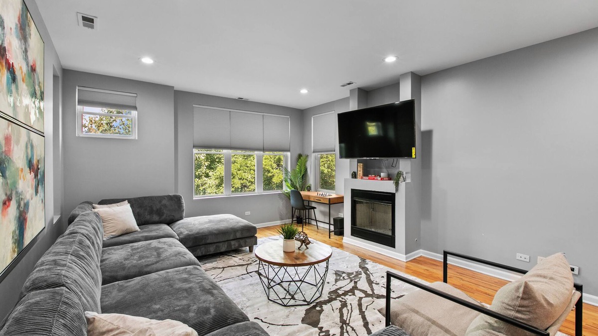 Near West Side Condo | Stylish & Comfy 2BR/2.5BTH condo w/Pool and Poker table near Med/United Center