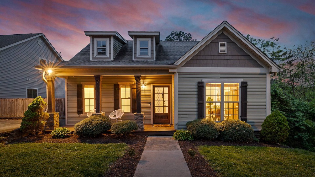 North Chattanooga House | Stylish & Comfy ~ 5★ Location ~ Game Room ~ Decks!