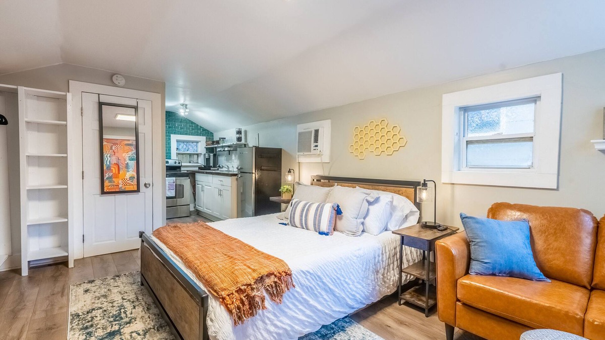 Feiler Park - Hussars Terrace - Dittmerville Cottage | Stylish & Comfy Carriage House ~ 5 min to Forsyth