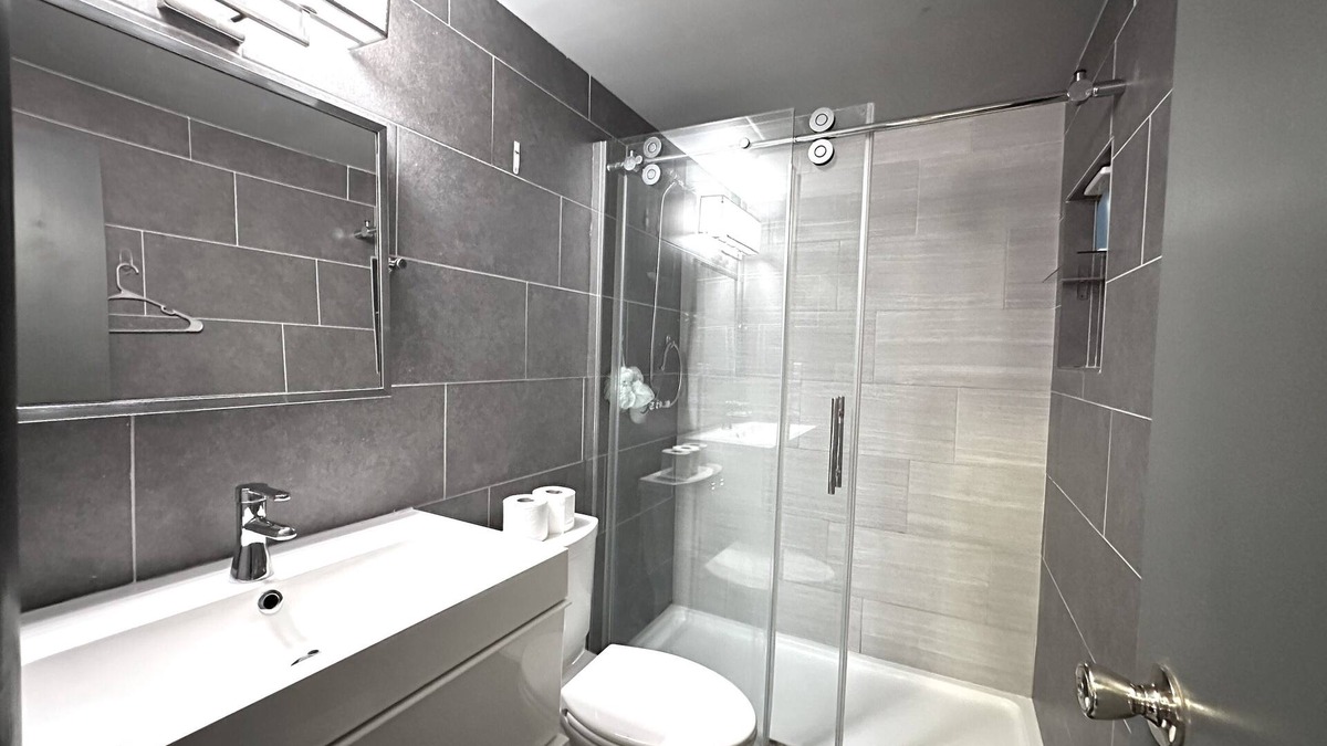 North Buffalo Apartment | Stylish & Comfy Haven near Niagara Falls ~ UB in safe Neighborhood!