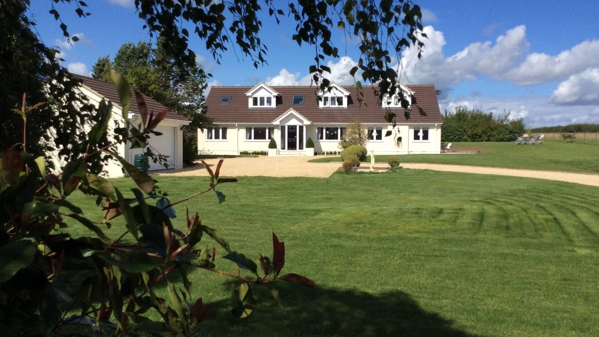 Todber House | Stylish Contemporary 5 bed , 4 bathrooms house near Shaftesbury gated entry