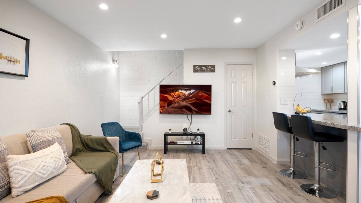 Mesa Condo | Stylish Condo w/Pool + Kitchen - Mesa Retreat