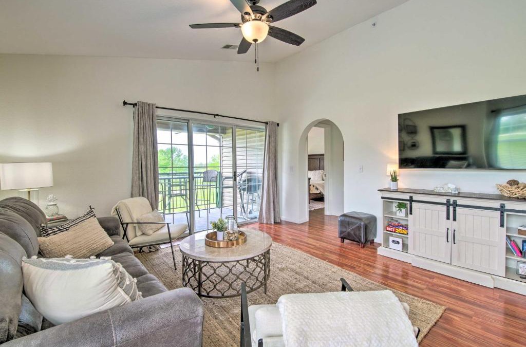 Branson Apartment | Stylish Condo with Peaceful Views about 3 Miles to Dtwn!