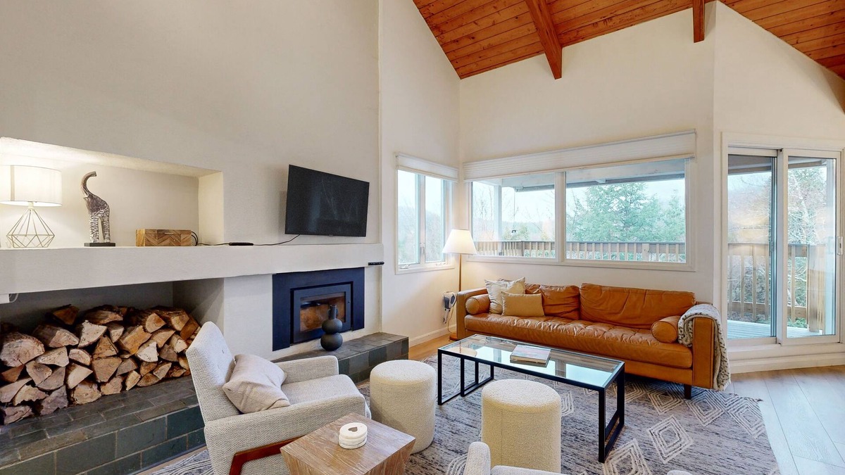 Warren Condo | Stylish condo with WFH loft, steps to shuttle, Bridges Resort pools & hot tubs