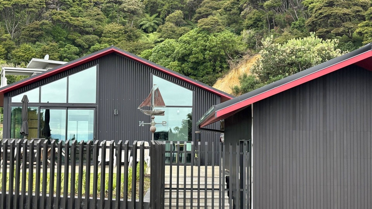 Tata Beach House | Stylish Contemporary Urban Retreat. 4 minute walk to the beach.