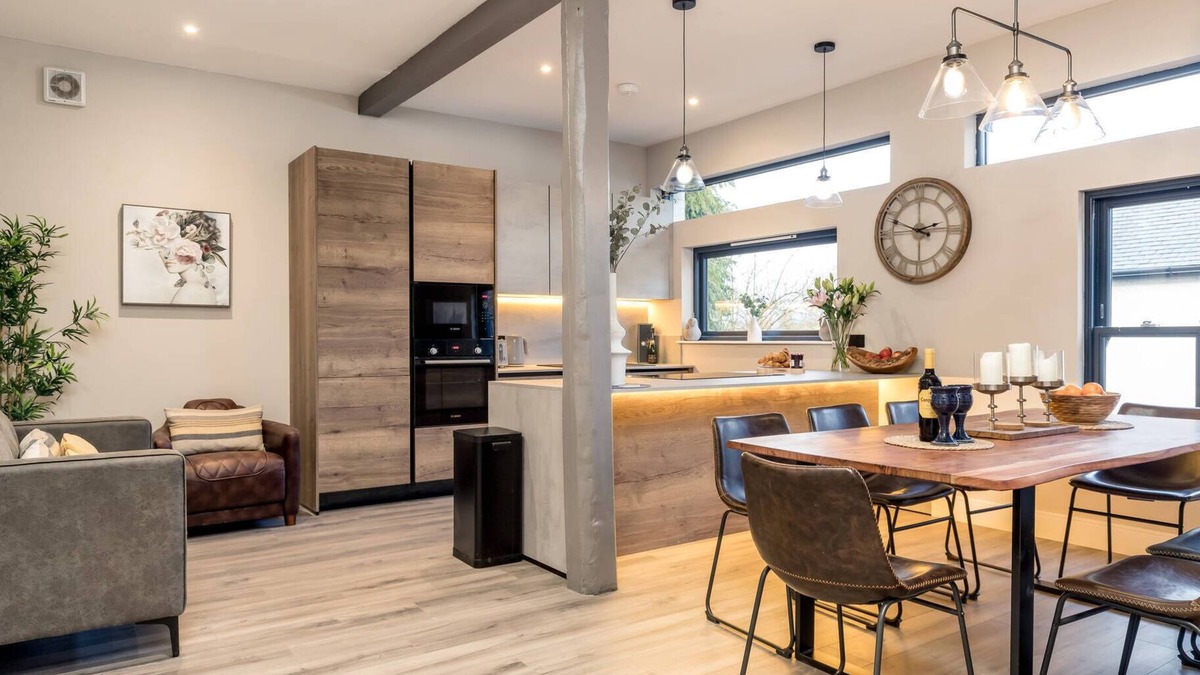 Buchlyvie House | Stylish converted Coach House with hot tub