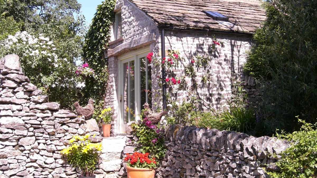 Chelmorton House | Stylish cottage for 2 guests, pet friendly, dining pub nearby, Chatsworth 10m.