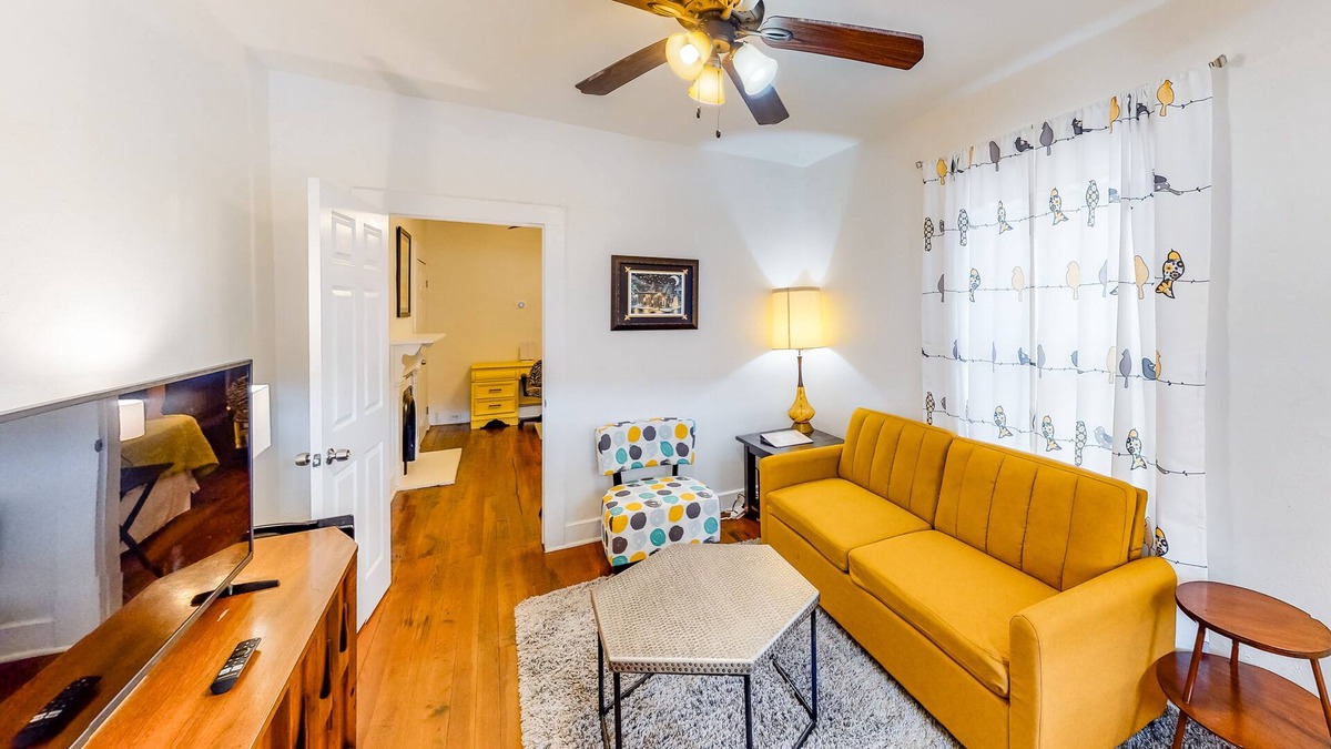 East Riverside Cottage | Stylish cottage in the heart of town w/ yard, full kitchen, central AC, & more!