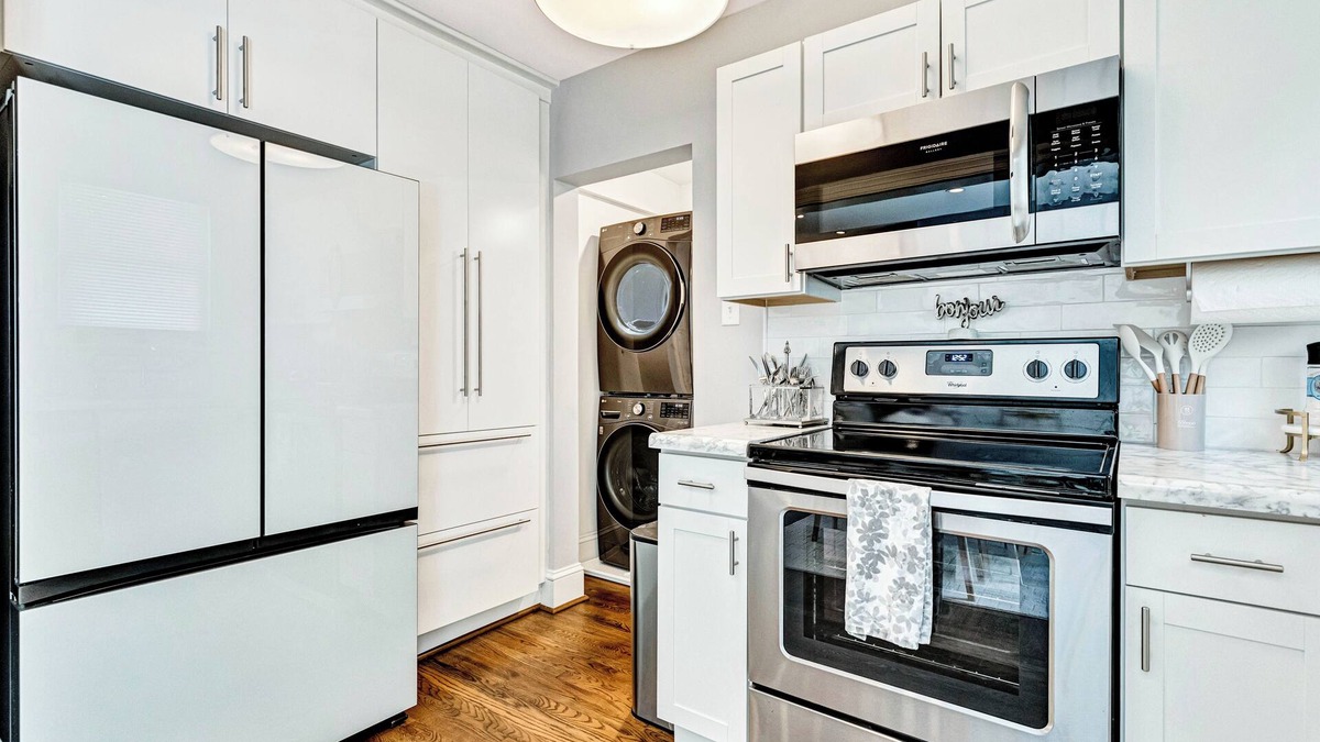 Lakeside House | Stylish Cottage near Botanical Gardens + Huge Deck