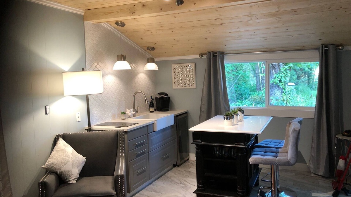 North Saanich House | 🌿 Stylish Cottage with Private Yard and all the Amenities.