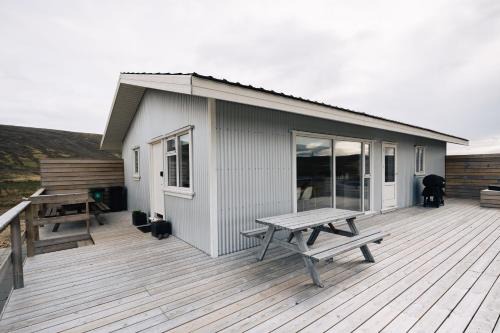 Borgarnes Apartment | Stylish cottage with hot tub