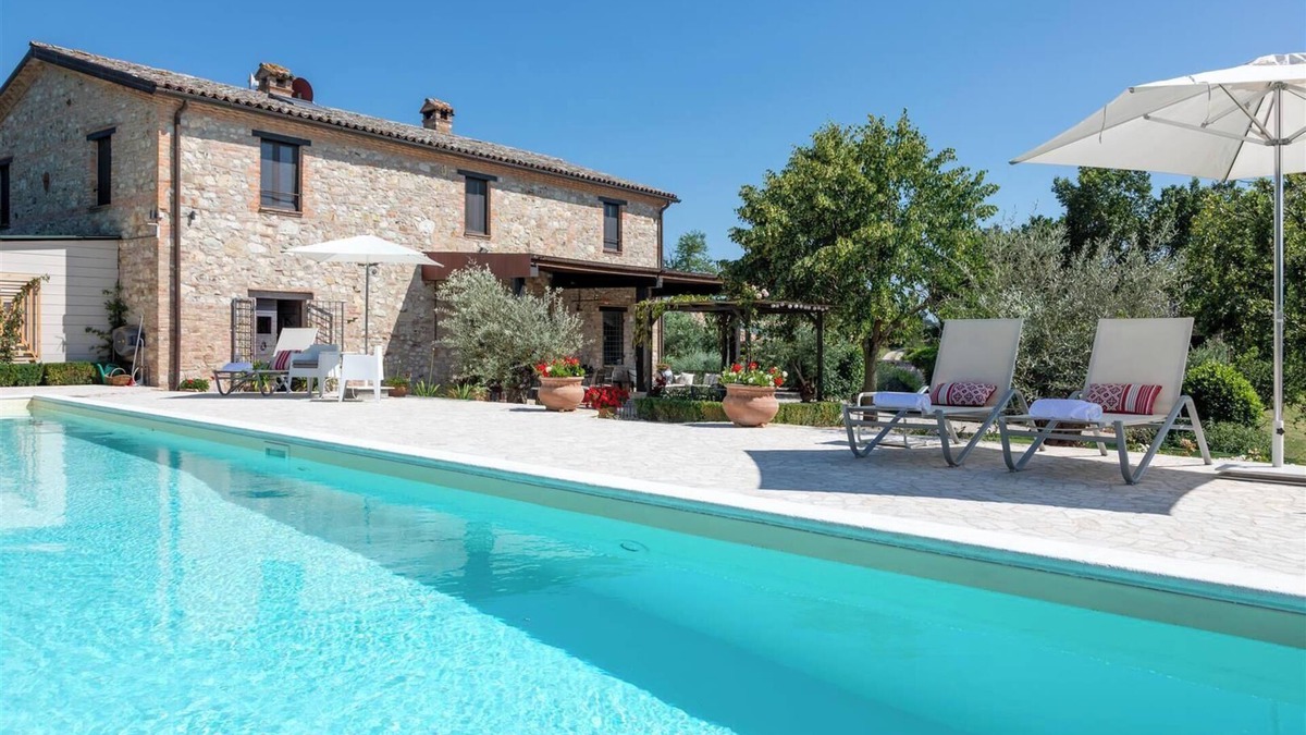 Avigliano Umbrio Villa | Stylish country house, heatable jet stream pool, A/C, Gym