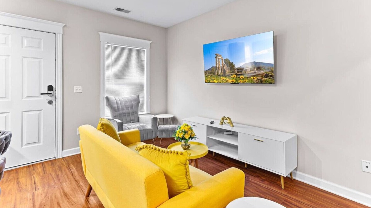 Detroit Apartment | Stylish & Cozy 2-BR Detroit