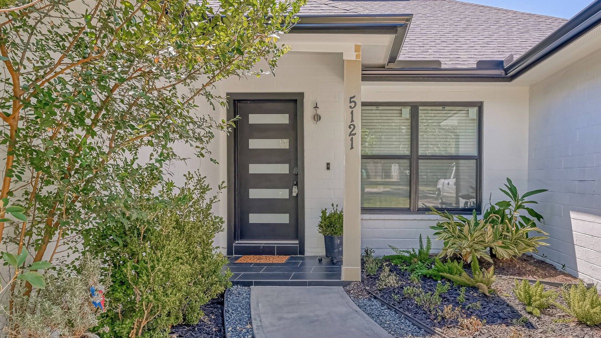 Bellaire House | Stylish-Cozy 2-br in Bellaire relaxing home for the family and pet-friendlynn