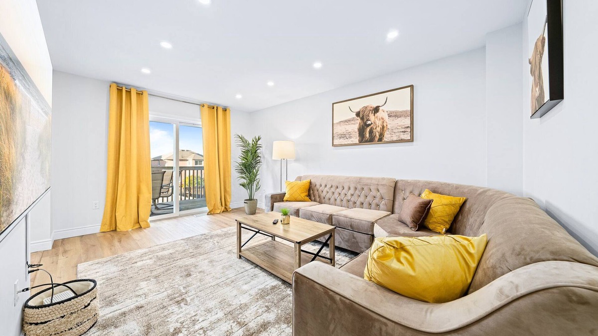 Barrie House | Stylish & Cozy - 4Bdrm House Fast WIFI, 2.5 Bath