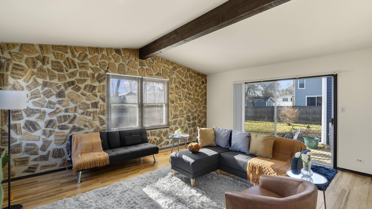 Downers Grove House | Stylish Cozy Getaway With Fireplace! + Foosball - Downers Grove