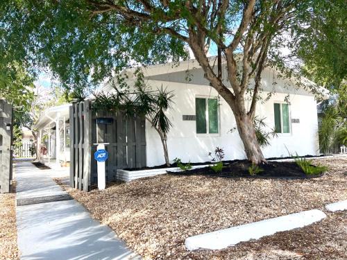 Harbor Village Apartment | Stylish & Cozy Home Close To Beach- Free Parking, Private, Backyard, Laundry