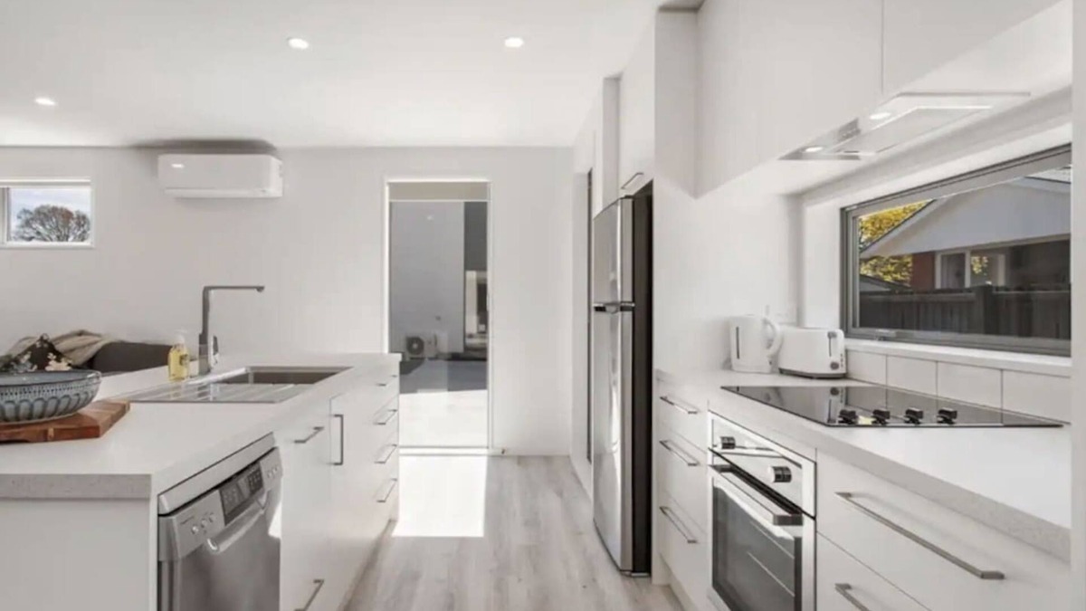 Bishopdale House | Stylish & Cozy Townhouse in CHCH