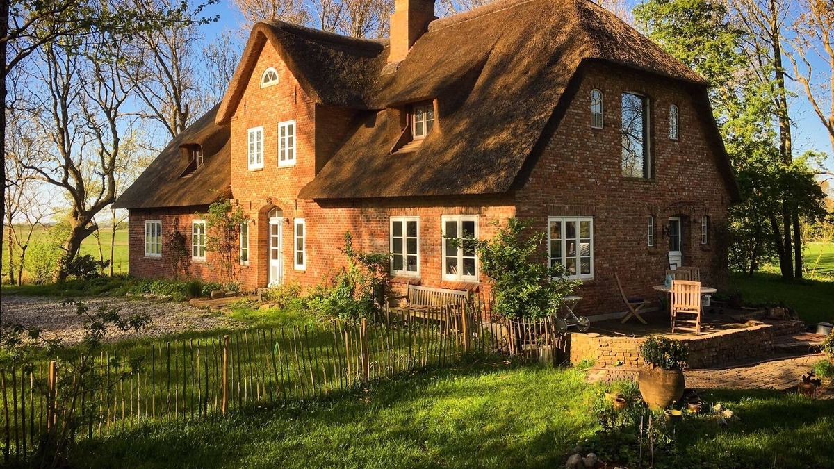 Oldenswort House | Stylish & cozy unter thatched roof with park-like garden (apartment)