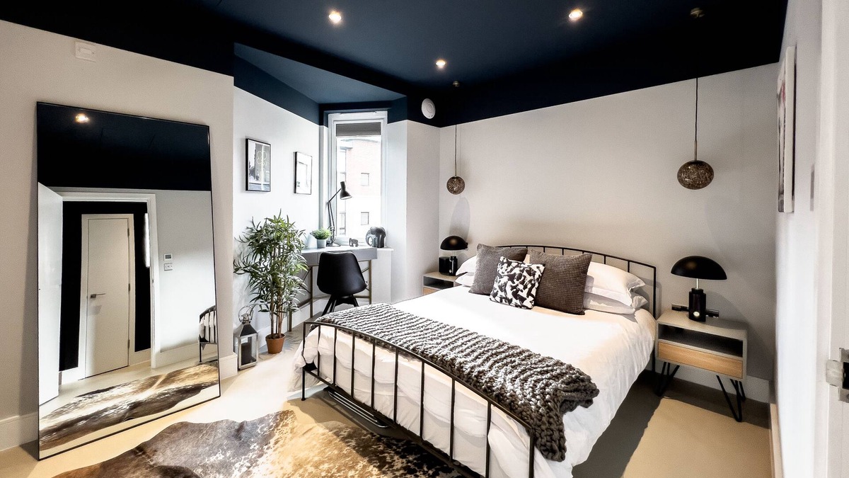 Tower Hamlets Apartment | Stylish Designer Apartment - 1 minute walk to Mile End tube station