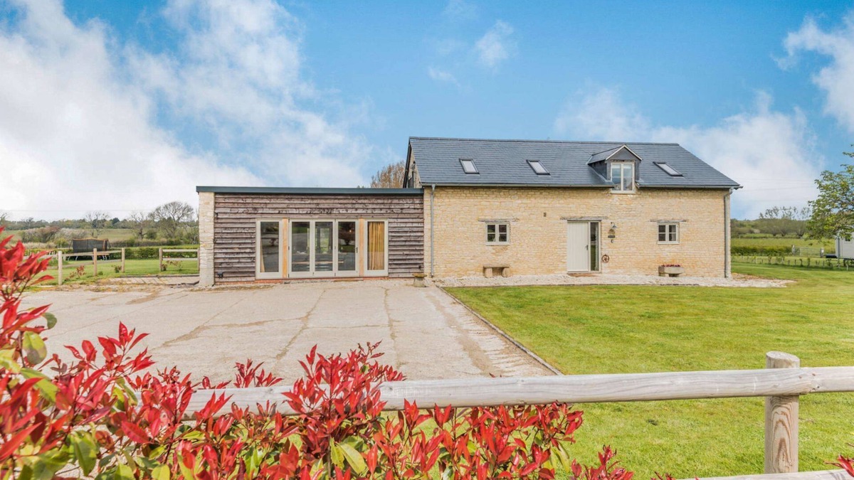 Faringdon Cottage | Stylish, dog friendly holiday home with a hot tub in the heart of the Cotswolds - The Stables