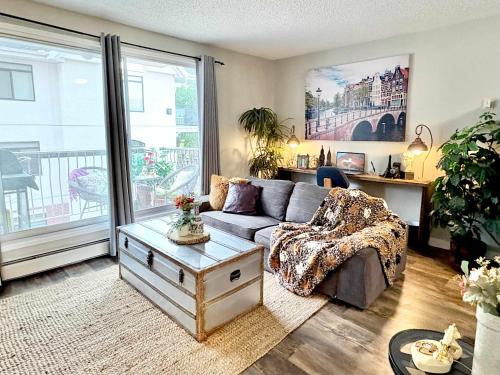 North Central Edmonton House | Stylish Downtown Condo near Rogers Place l Parking, Gym, Balcony & Kitchen