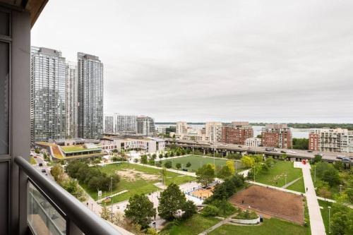 CityPlace Apartment | Stylish Downtown Lakeview Condo - One Free Parking