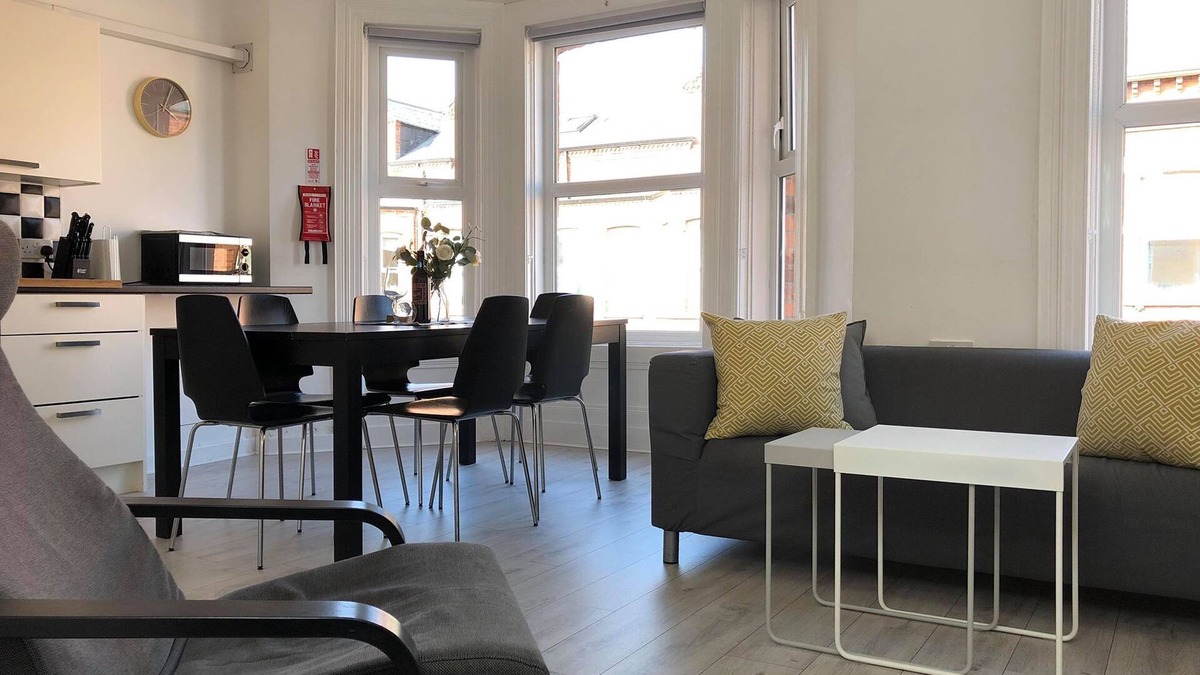 Queens Quarter Apartment | Stylish duplex apt close to downtown & Queens Uni (Wellesley Avenue)
