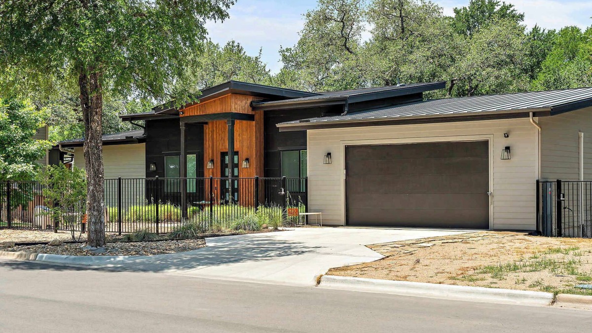 MLK House | Stylish East Austin Home | 2BR | BBQ | Close to DT