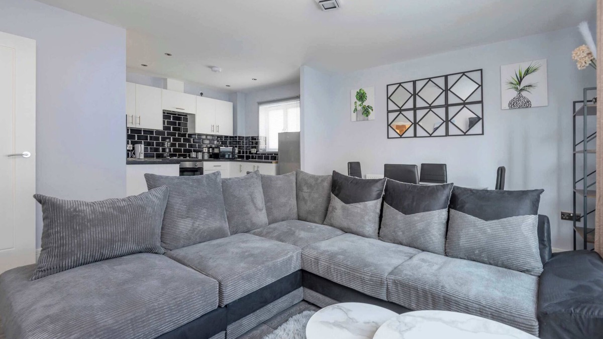 Glyndon Apartment | Stylish Elegant New Flat 5 Min from Elizabeth Line