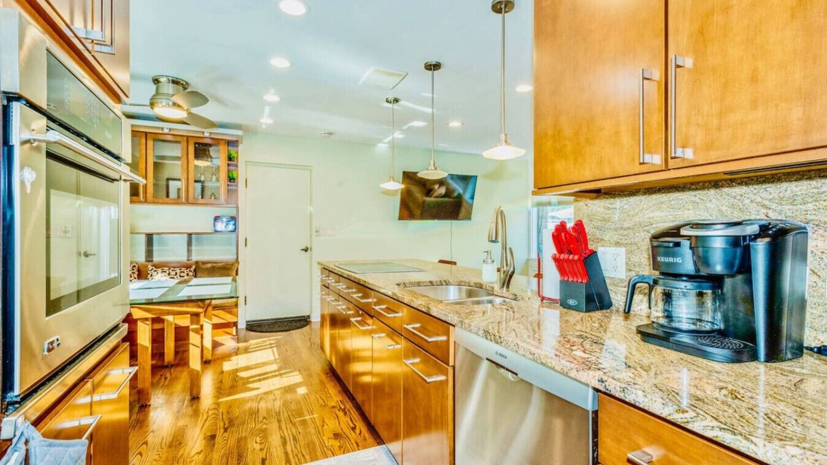 Elmhurst House | Stylish Elmhurst Ranch Home Pet-friendly Oasis