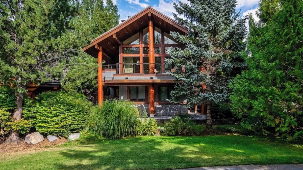 Nicklaus North House | Stylish Family Chalet, Hot Tub, Views, BBQ