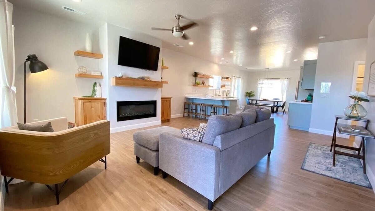 Kanab House | Stylish Family Home in Kanab just 40 Mins to Zion National Park!