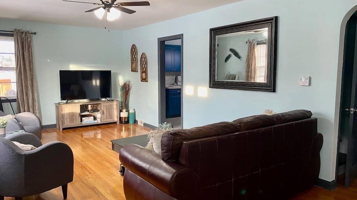 East Glenville House | Stylish Farmhouse Retreat|3Bedroom Rustic Elegance
