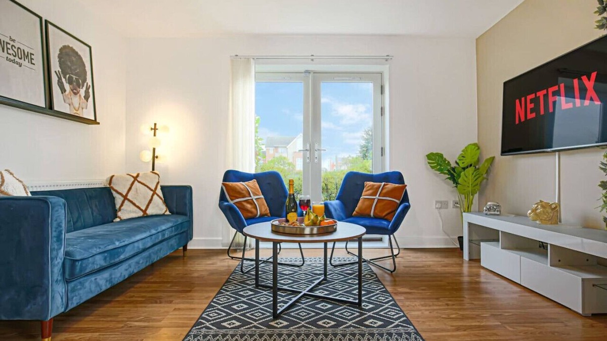 Newport Pagnell Apartment | Stylish Flat Free Parking Balcony Sky TV