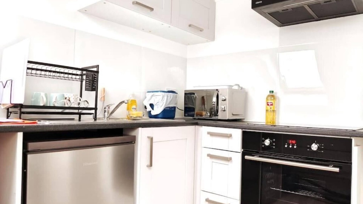 Forest Gate Apartment | Stylish Flat in London With Free Parking