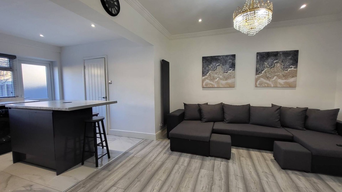 East Ham South House | Stylish Flat | Sleeps 3 | E6