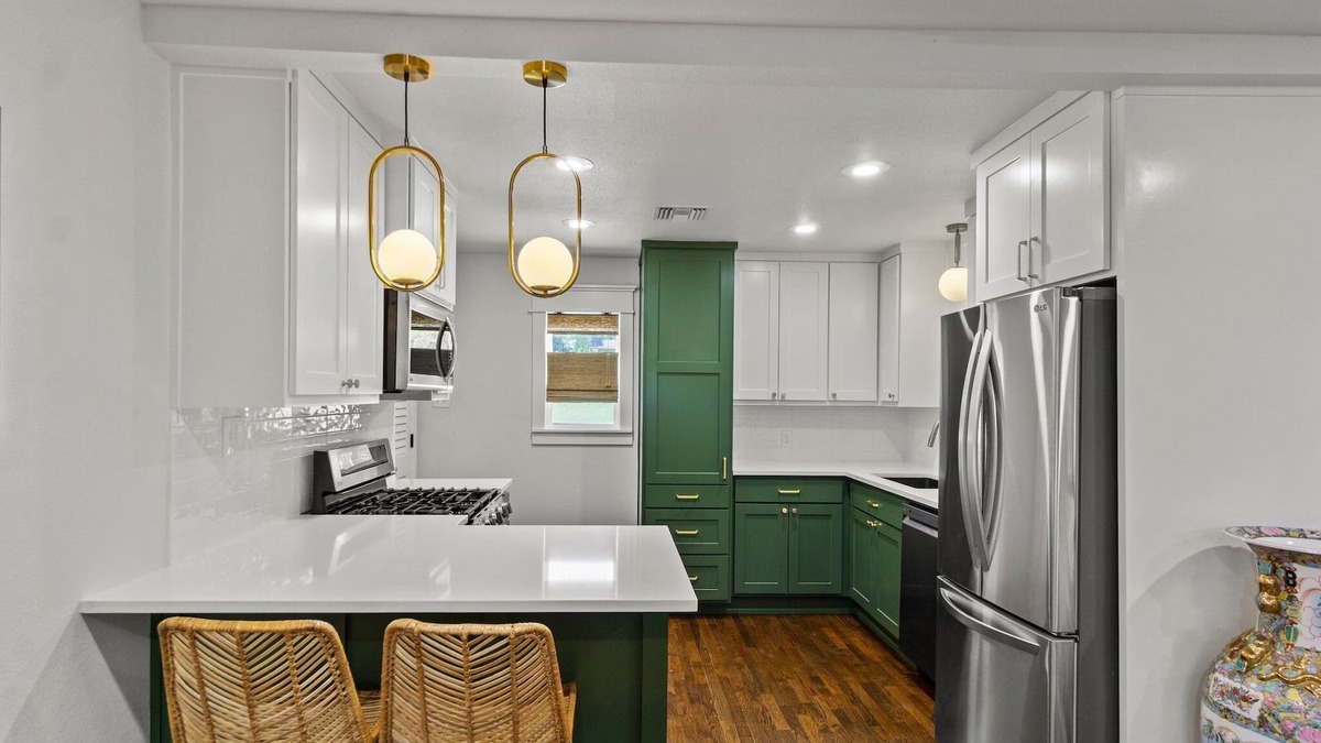 Weatherford Apartment | Stylish getaway in the Historical District. Walk to Dinner & Shopping. Fast WiFi