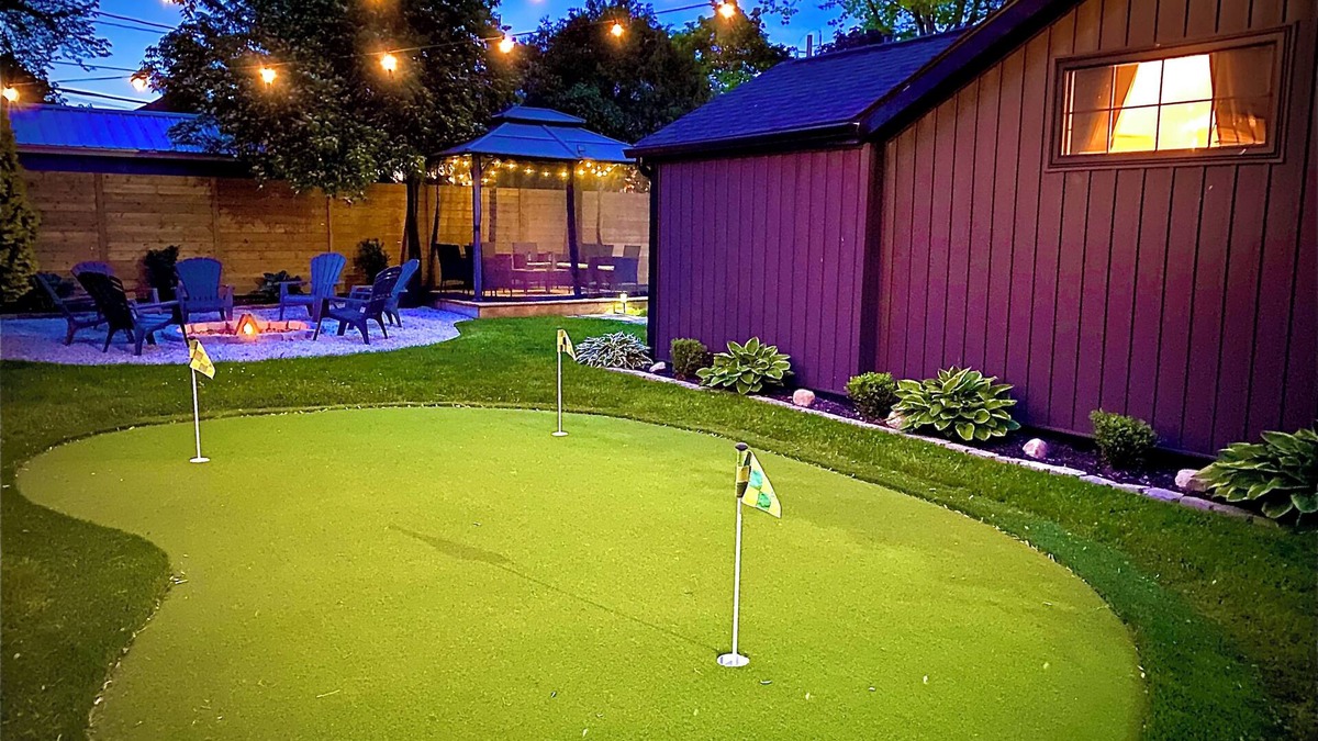 Kingsville House | Stylish Getaway w/putting green, bbq, fire-pit, smart TVs | Walk to restaurants