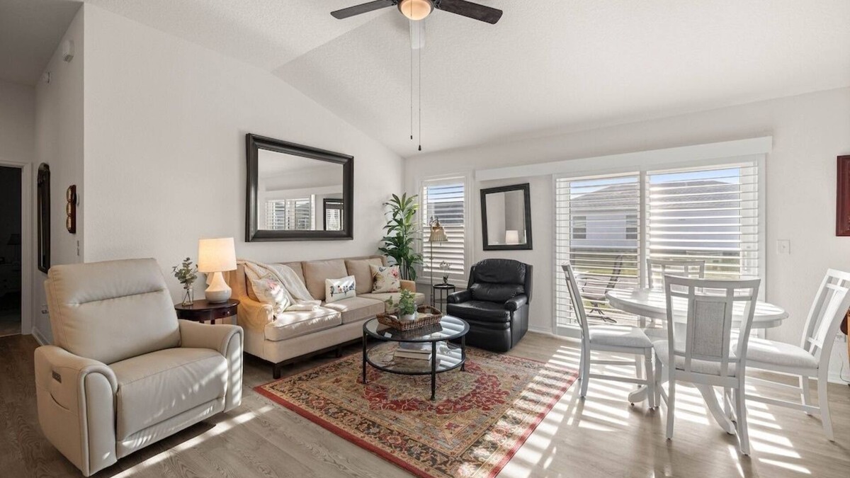 Sumter County House | Stylish Golfside Getaway