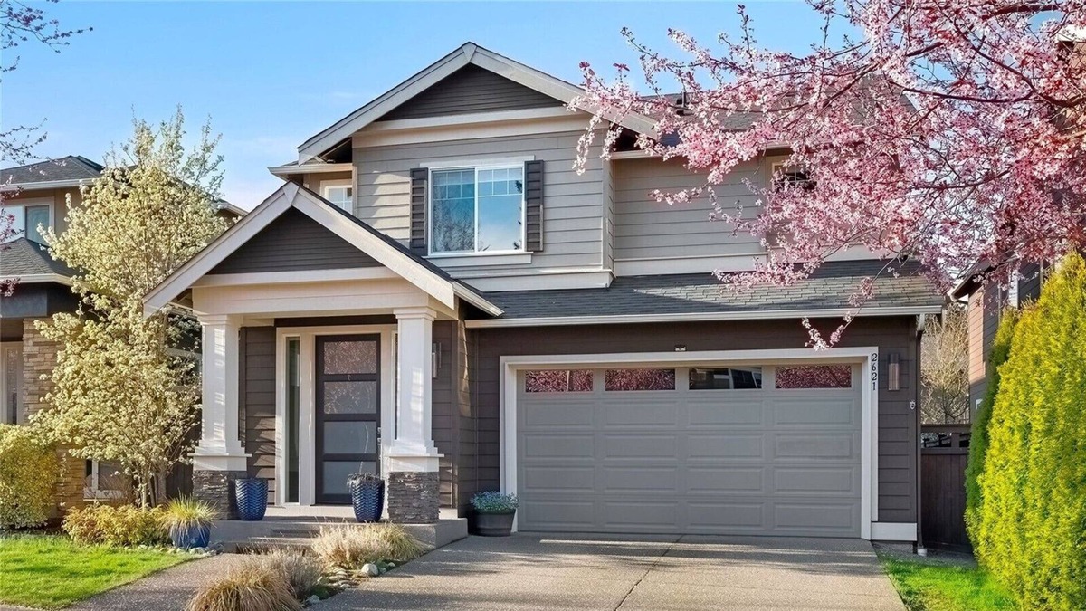 Silver Lake House | Stylish Gorgeous Quiet Residential Home near Mill Creek
