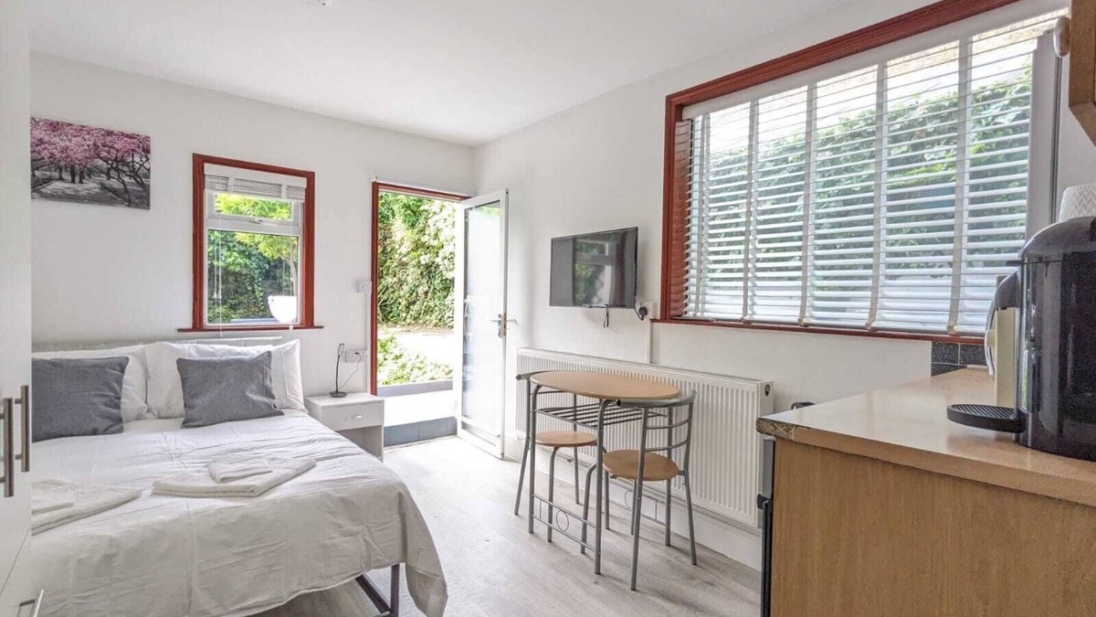 Askew Apartment | Stylish Ground Floor Garden Flat nr Central Londonnn