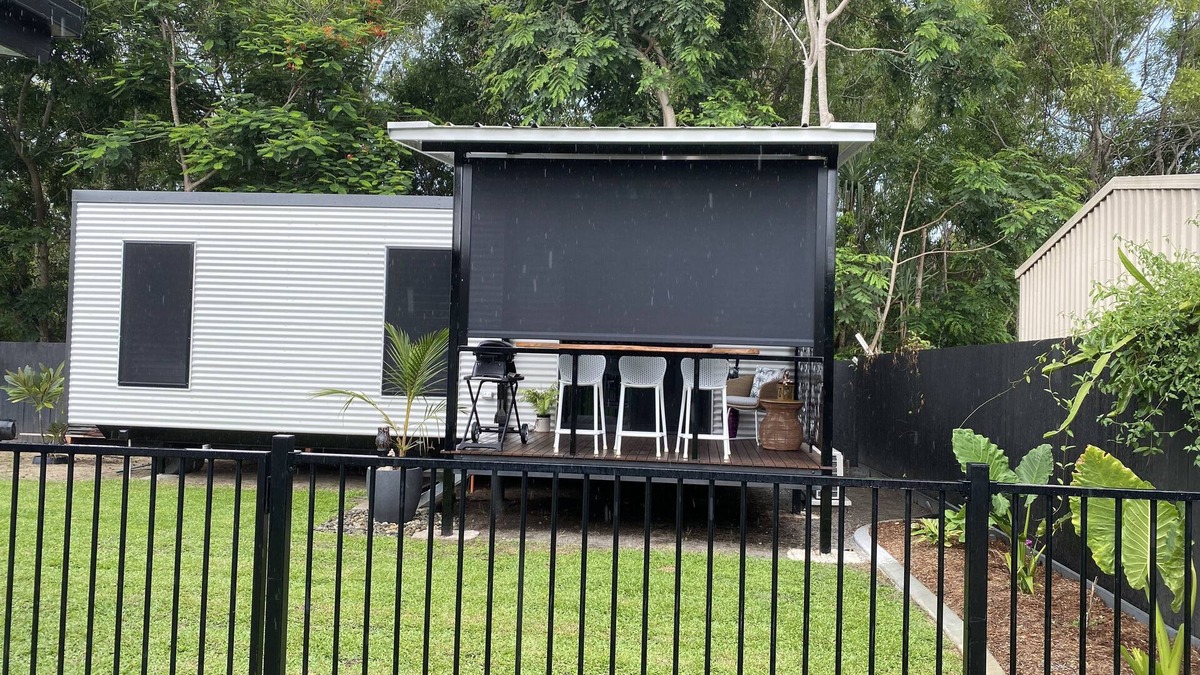 Holloways Beach Cabin | Stylish guesthouse short bush walk to beautiful swim beach.