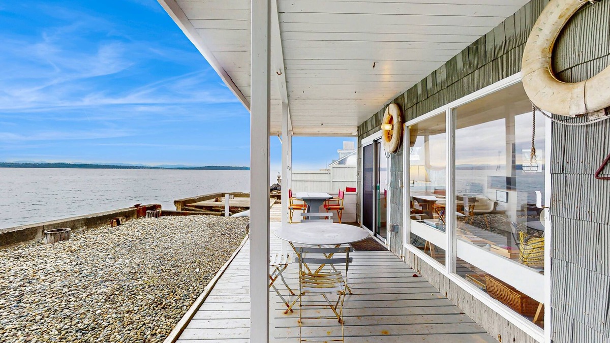 Rollingbay House | Stylish & historic seaside cottage with easy beach access & amazing views