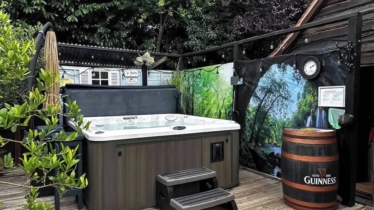 Bridstow Apartment | Stylish holiday home with a hot tub.