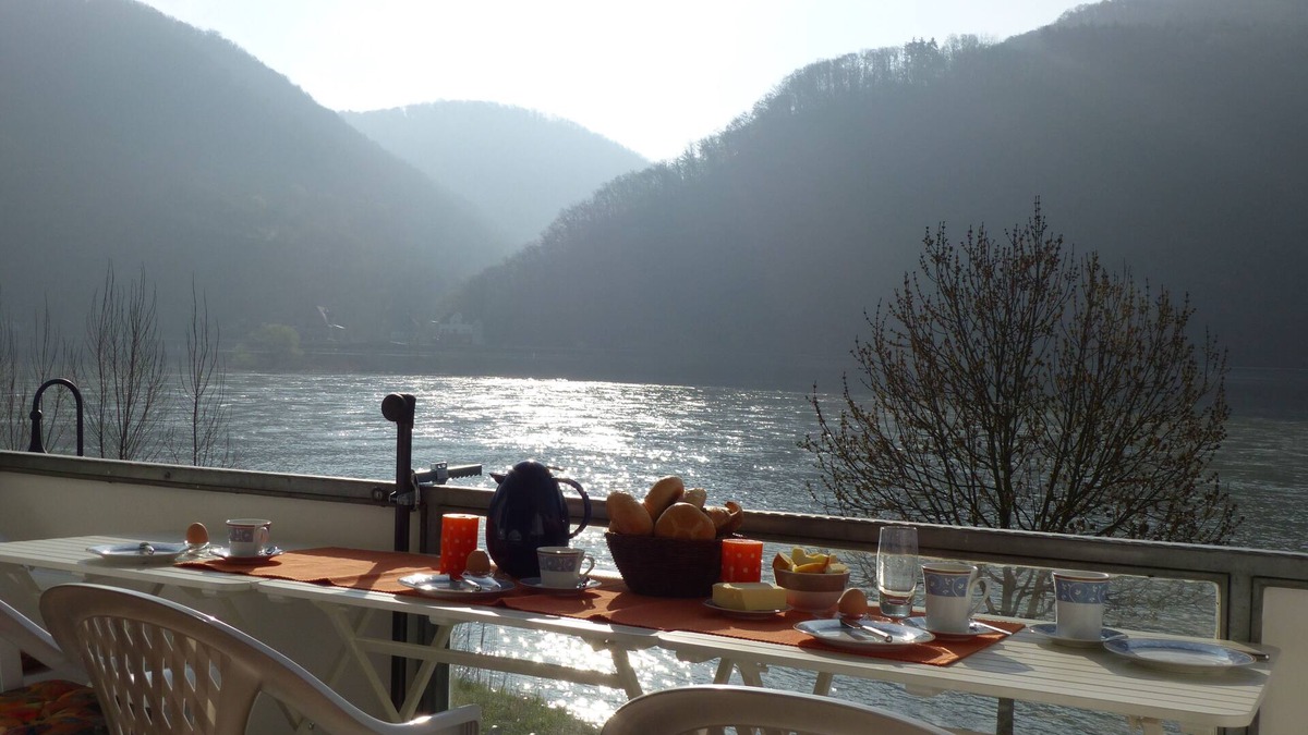 Spay House | Stylish holiday home right on the Rhine with a dream view
